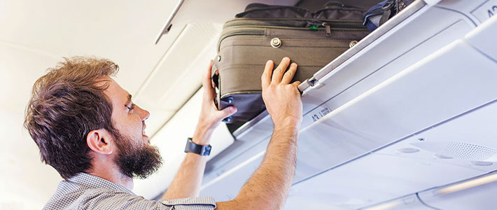 Coloca tu equipaje de mano en las cabinas del avión