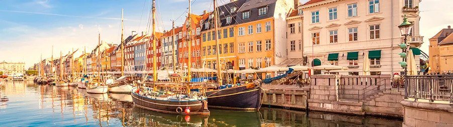 Canal de Nyhavn con embarcaciones y casas de colores en Copenhague, Dinamarca