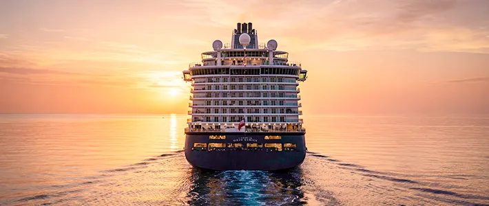 Crucero navegando al atardecer hacia nuevos destinos