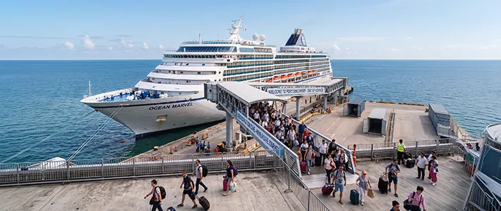 Pasajeros desembarcando de un crucero