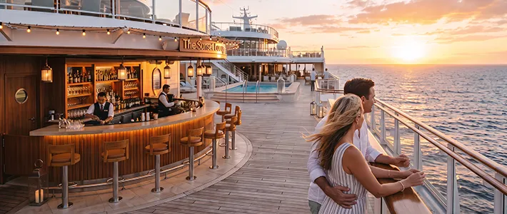 Pasajeros disfrutando de la cubierta de un crucero durante la navegación