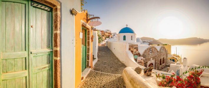 Calle empedrada en Oia, Santorini