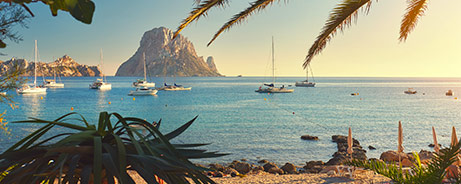 Vista de Es Vedrá desde la playa de Cala d
