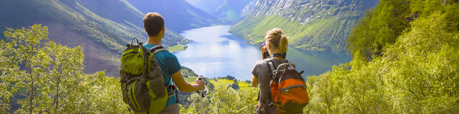 Pareja contemplando las vistas del Fiordo de Geiranger