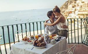 Pareja desayunando en un hotel en Positano, Italia