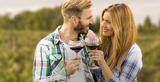 Pareja disfrutando de una copa de vino