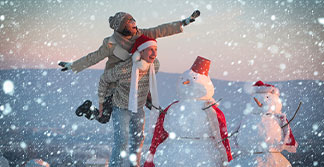 Una pareja juega en la nieve en Navidad